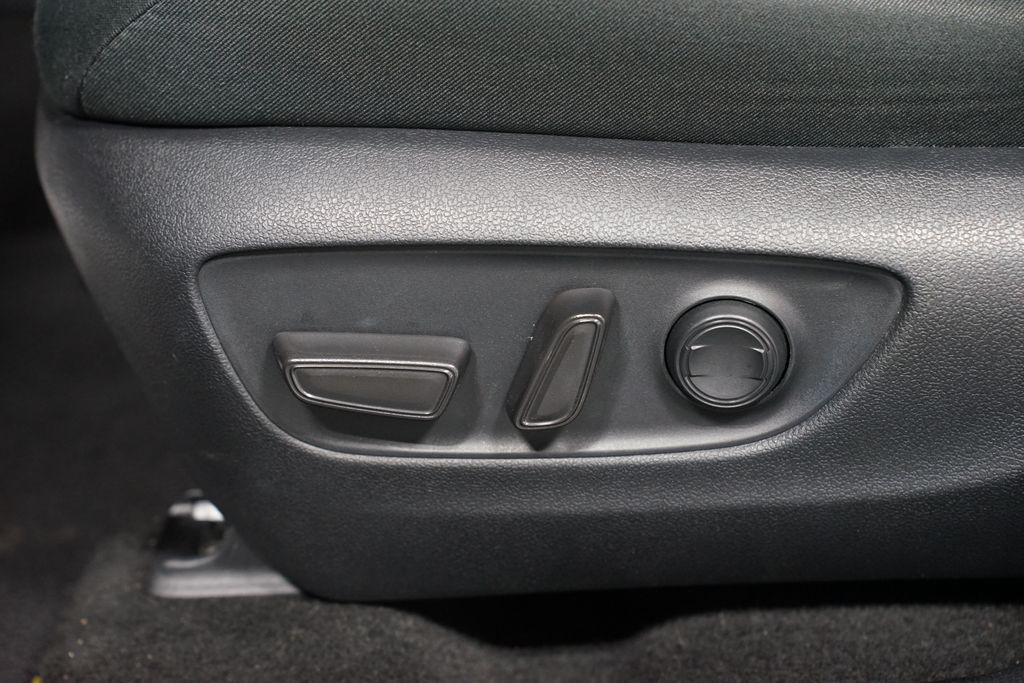 Thumbnail: 2021 Toyota RAV4 - 32