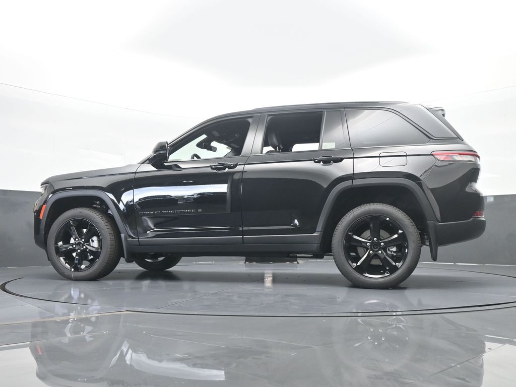 New 2025 Diamond Black Crystal Pearlcoat Jeep Limited image 54