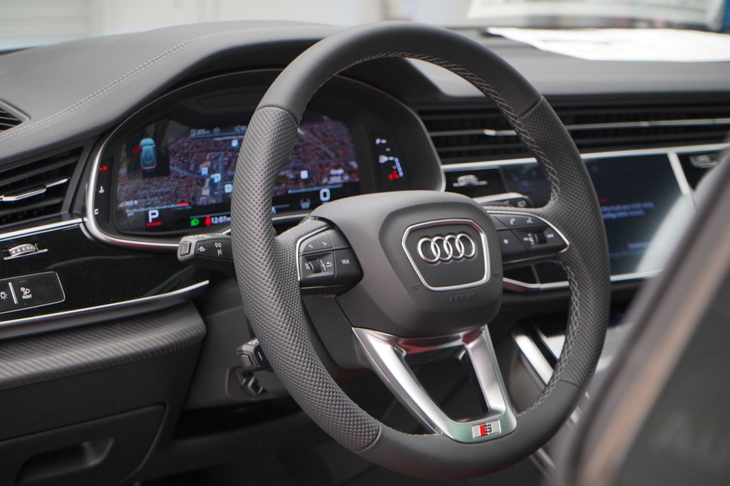 2025 Audi SQ8  9