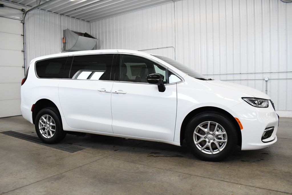 Used 2026 White Chrysler Select image 13