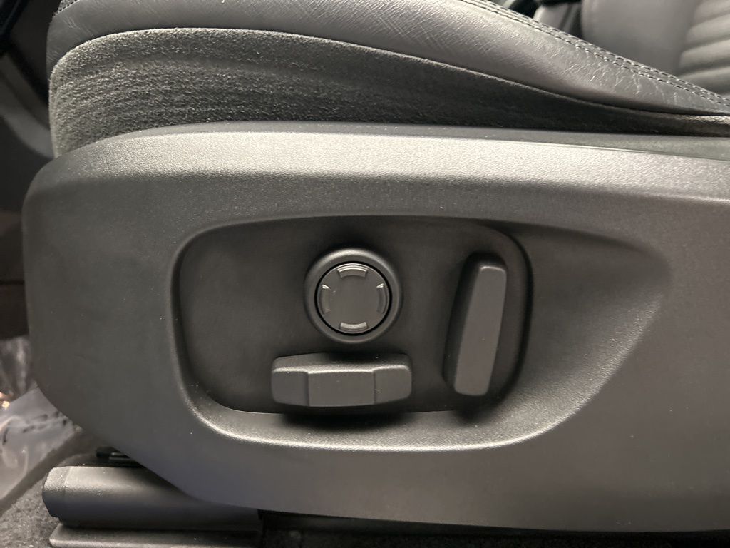 Thumbnail: 2019 Land Rover Discovery Sport - 13