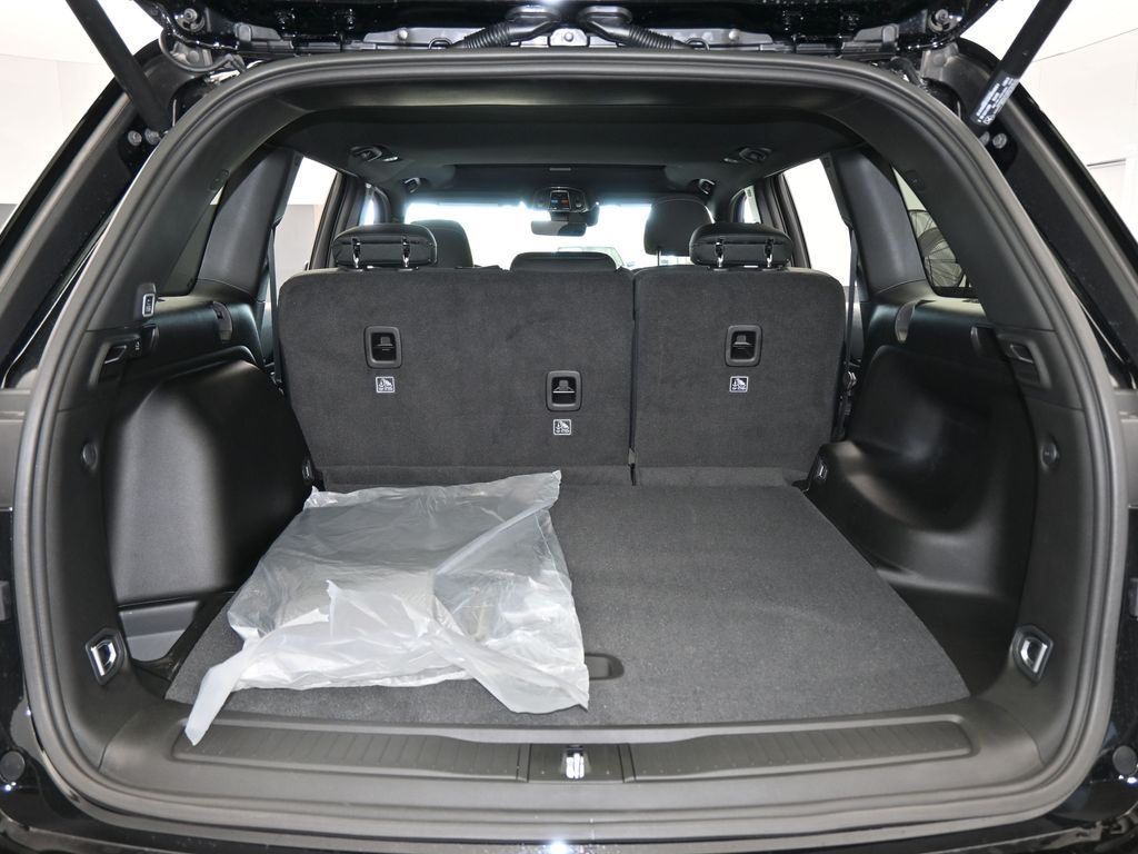 New 2026 Diamond Black Crystal Pearlcoat Jeep Laredo image 32