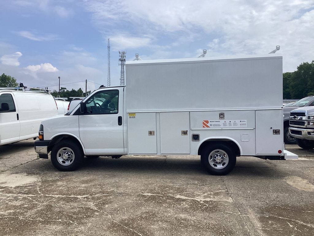 Summit White 2025 Chevrolet Express Chassis 3500 Cutaway 139 Van Rear-Wheel Drive Automatic