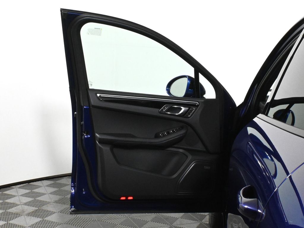 Thumbnail: 2025 Porsche Macan - 32