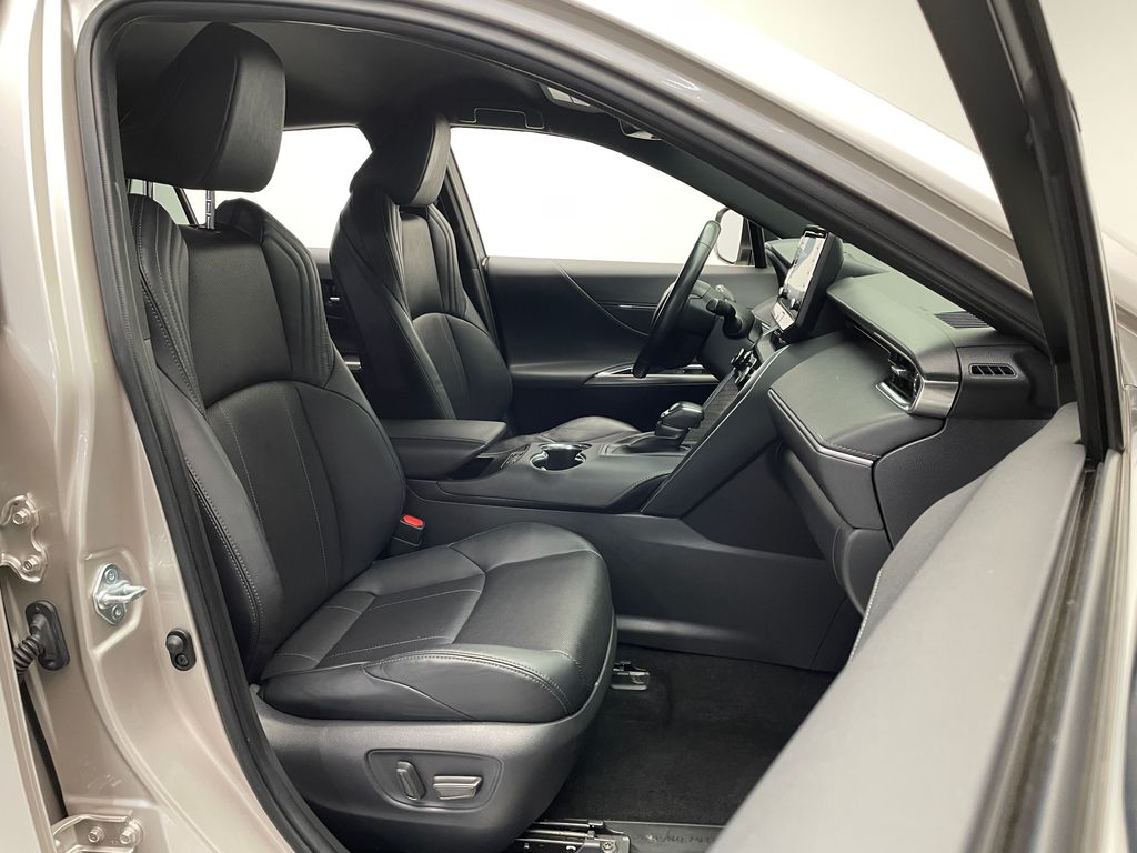 2021 Toyota Venza XLE 18