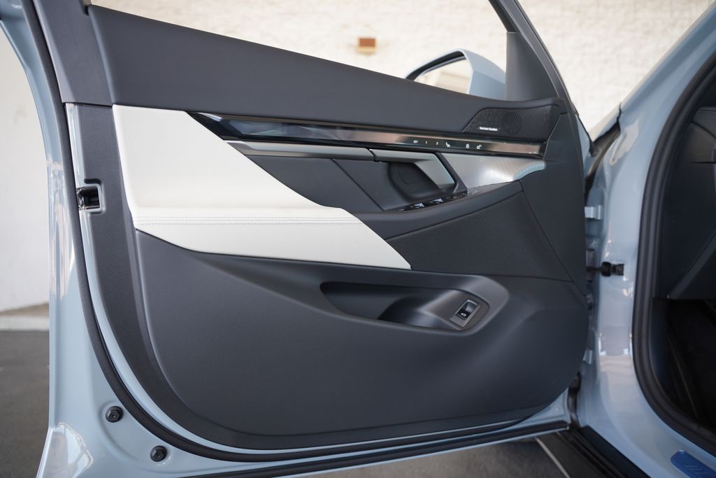 Thumbnail: 2027 BMW 5 Series - 9