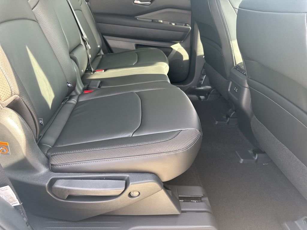 2025 Everest White Pearl Tricoat Nissan Pathfinder SL FWD SUV