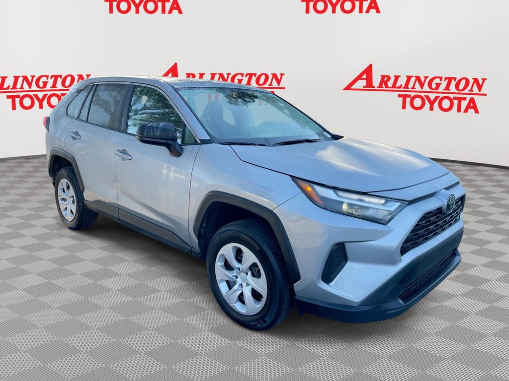 2025 Toyota RAV4 LE's photo