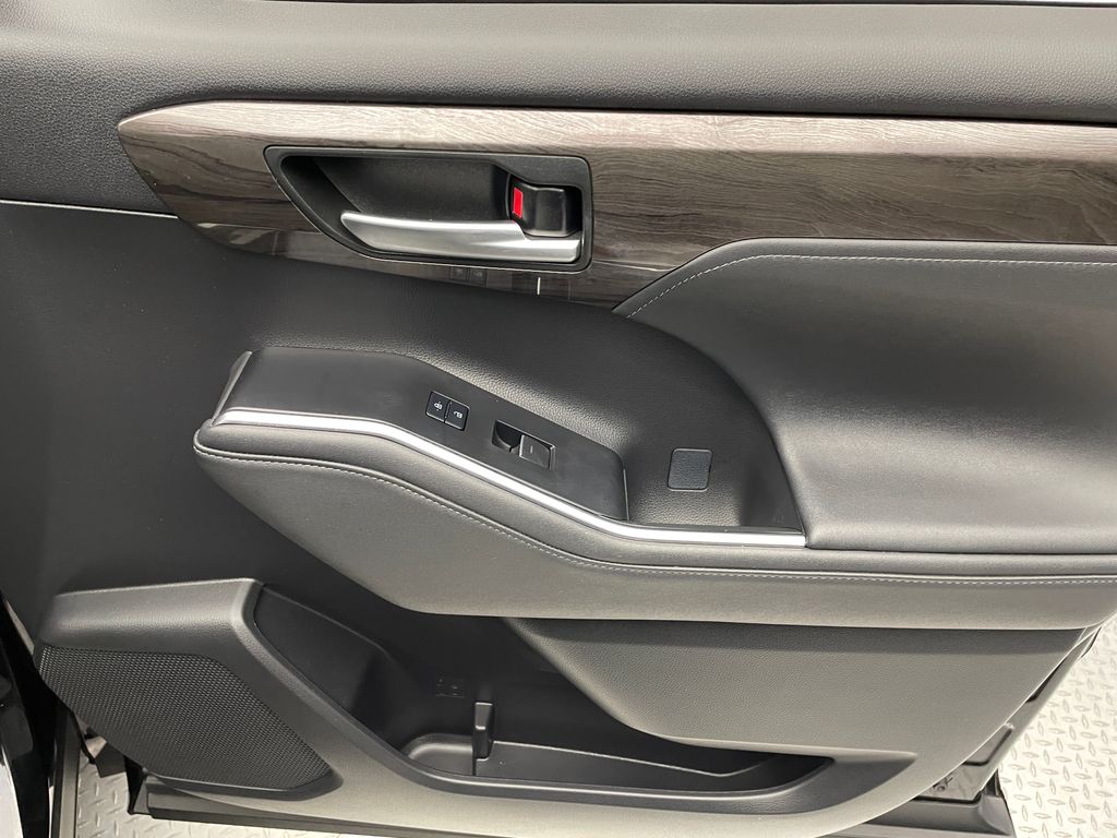 Thumbnail: 2023 Toyota Highlander - 15