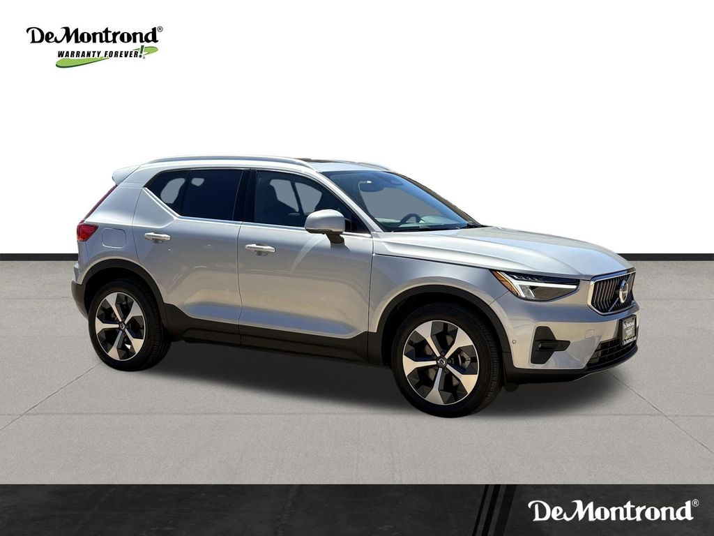 2023 Volvo XC40 B5 Plus Bright Theme - 2