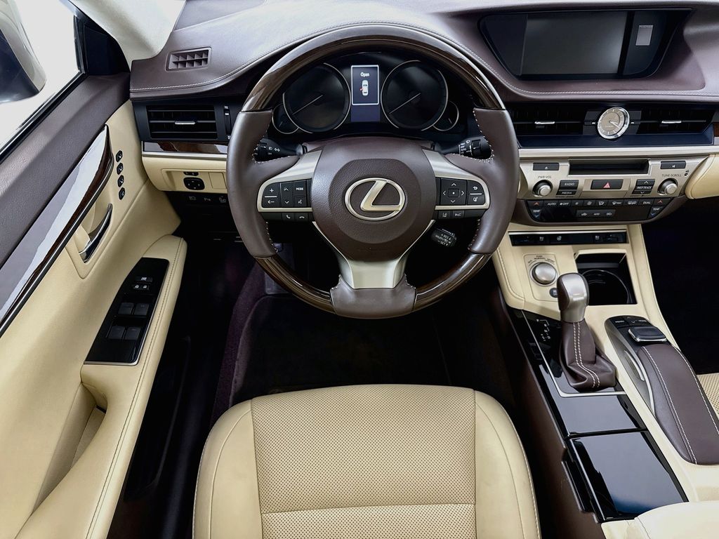 Thumbnail: 2016 Lexus ES - 10