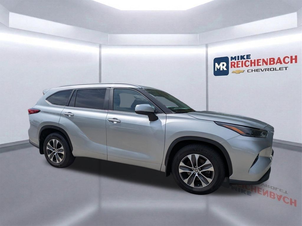 Celestial Silver Metallic 2023 Toyota Highlander SUV / Crossover Front-Wheel Drive 8-Speed Automatic