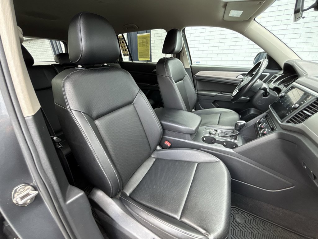 Used 2018 Platinum Gray Metallic Volkswagen 3.6L V6 SE image 25