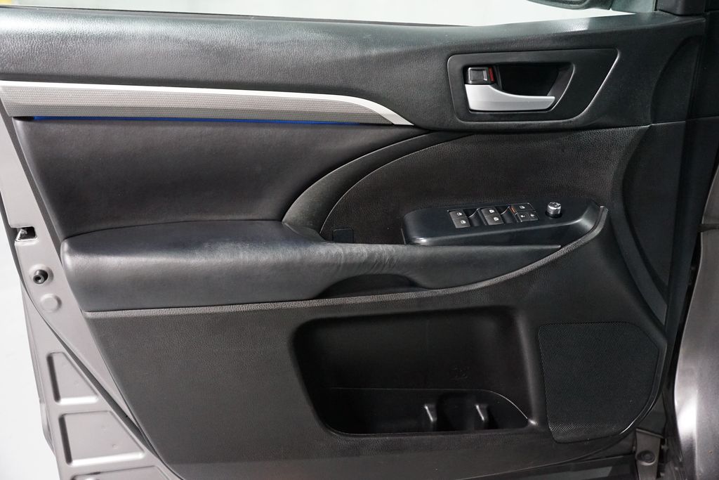 Thumbnail: 2018 Toyota Highlander - 30