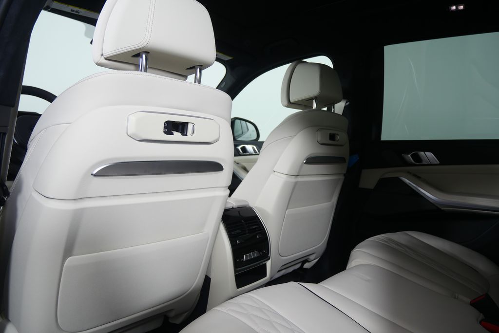 Thumbnail: 2026 BMW X7 - 19