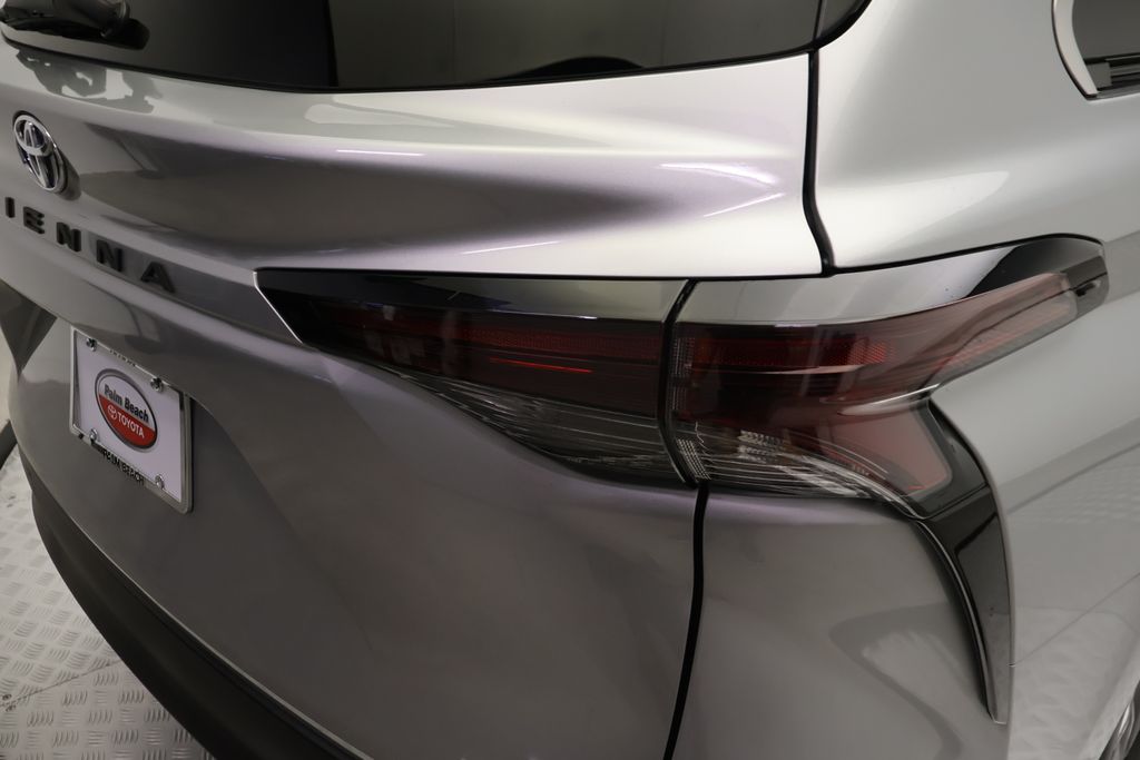 Thumbnail: 2023 Toyota Sienna - 9