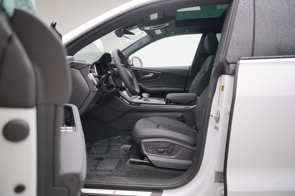 Thumbnail: 2025 Audi Q8 - 6