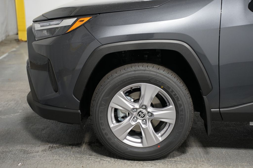 2025 Toyota RAV4 XLE 5