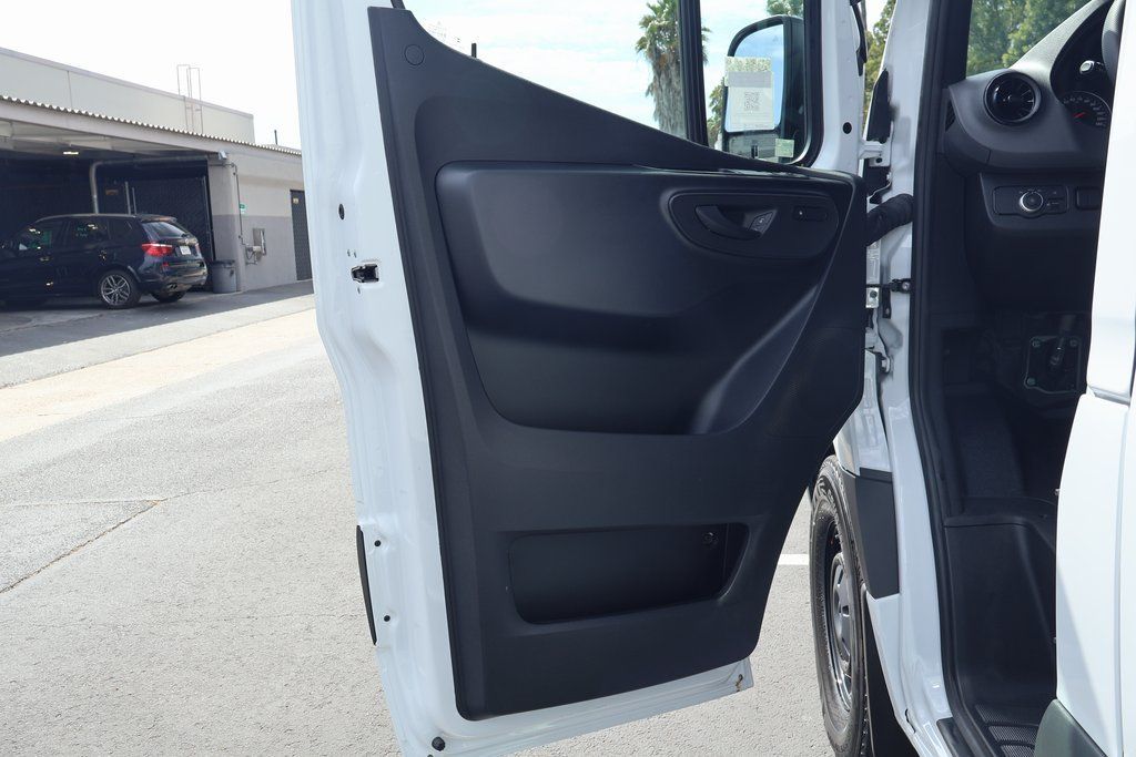 Thumbnail: 2025 Mercedes-Benz Sprinter - 7