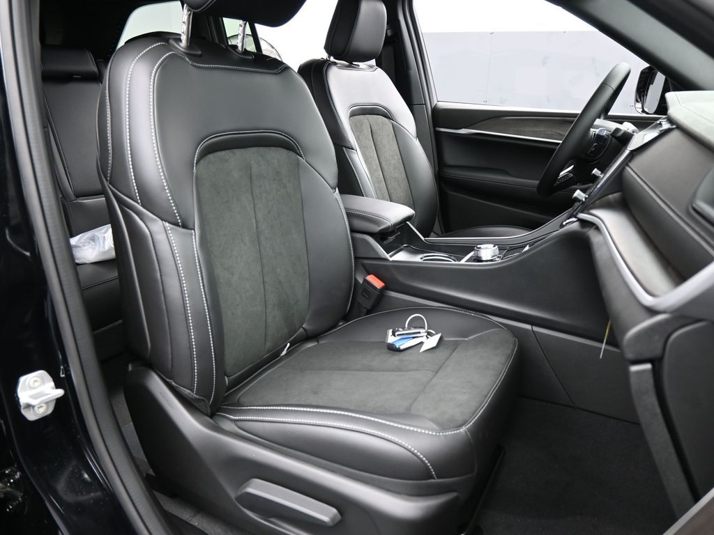 New 2026 Diamond Black Crystal Pearlcoat Jeep Laredo image 37