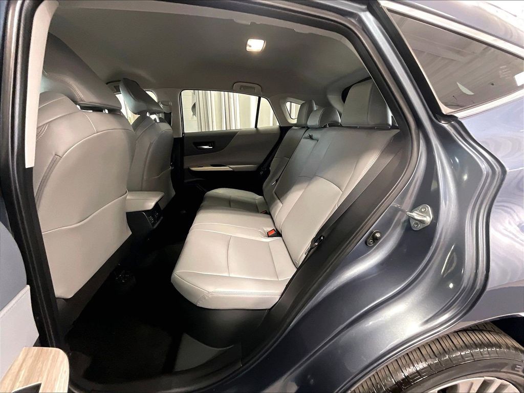 2023 Toyota Venza — photo 15
