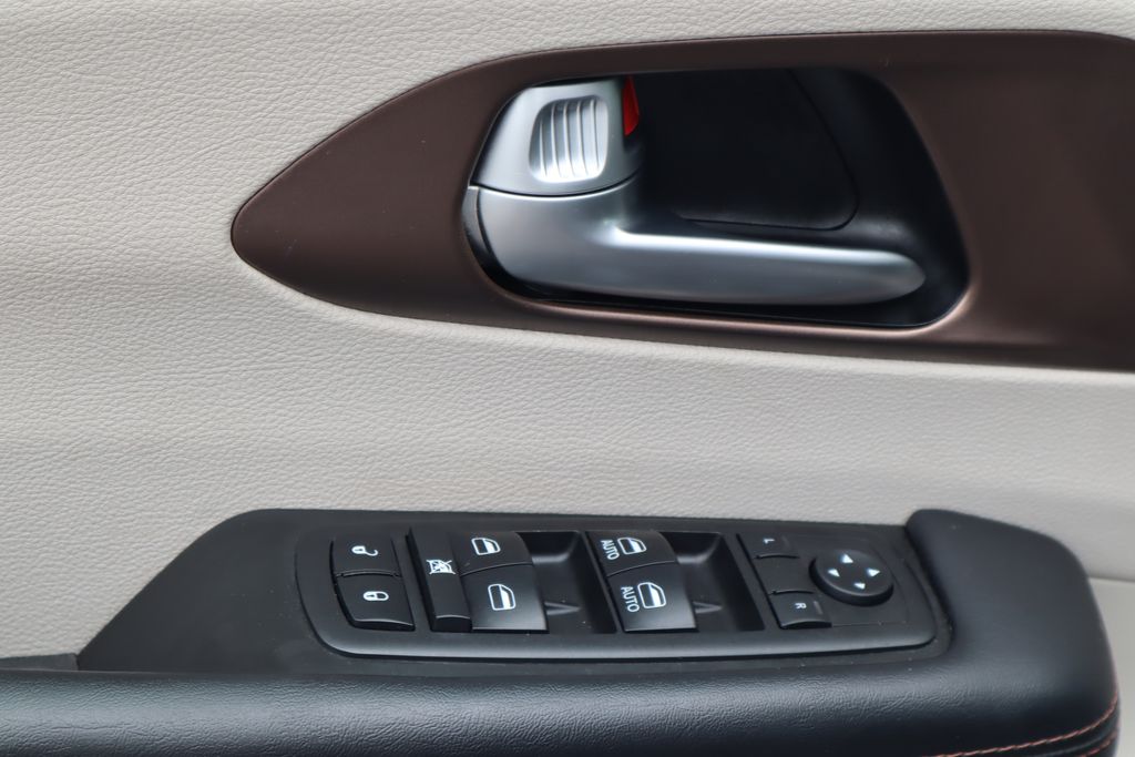 Thumbnail: 2017 Chrysler Pacifica - 23