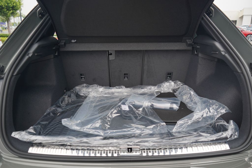 Thumbnail: 2025 Audi Q3 - 9