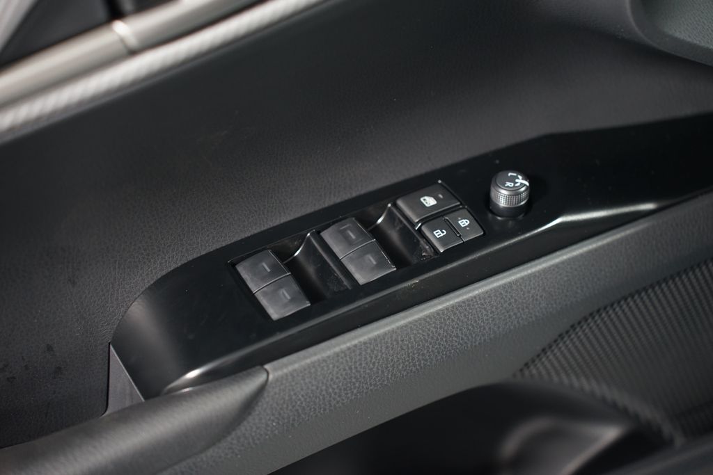 2025 Toyota Camry SE 32