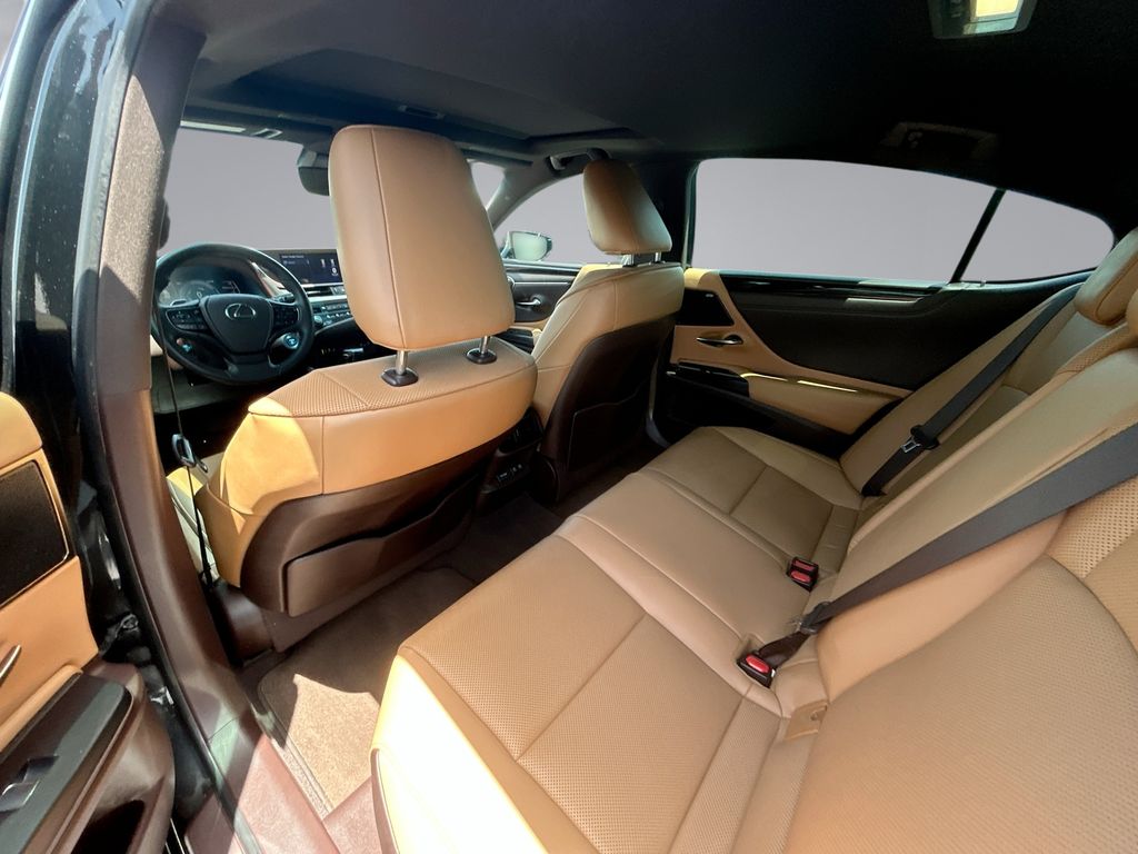 Thumbnail: 2021 Lexus ES - 32
