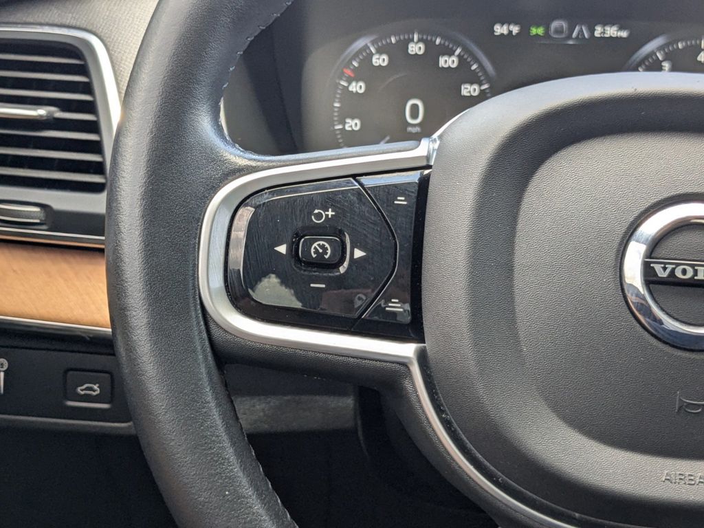 2022 Volvo XC90 T6 Momentum 6-Passenger
