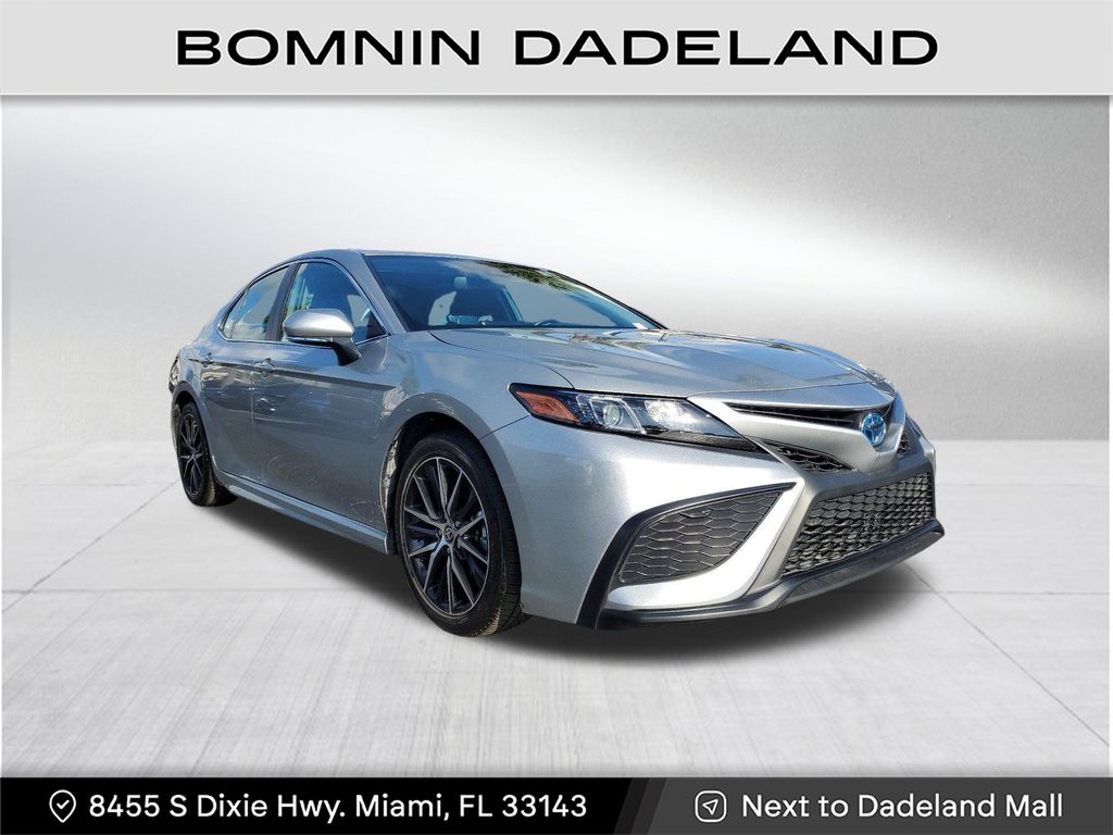 2024 Toyota Camry Hybrid SE photo