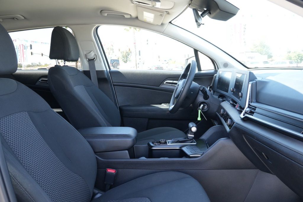 2025 Kia Sportage LX - Photo 18