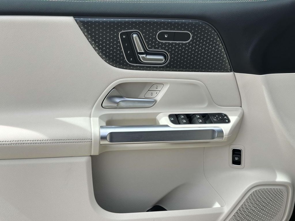 2025 Mercedes-Benz GLB 250 16
