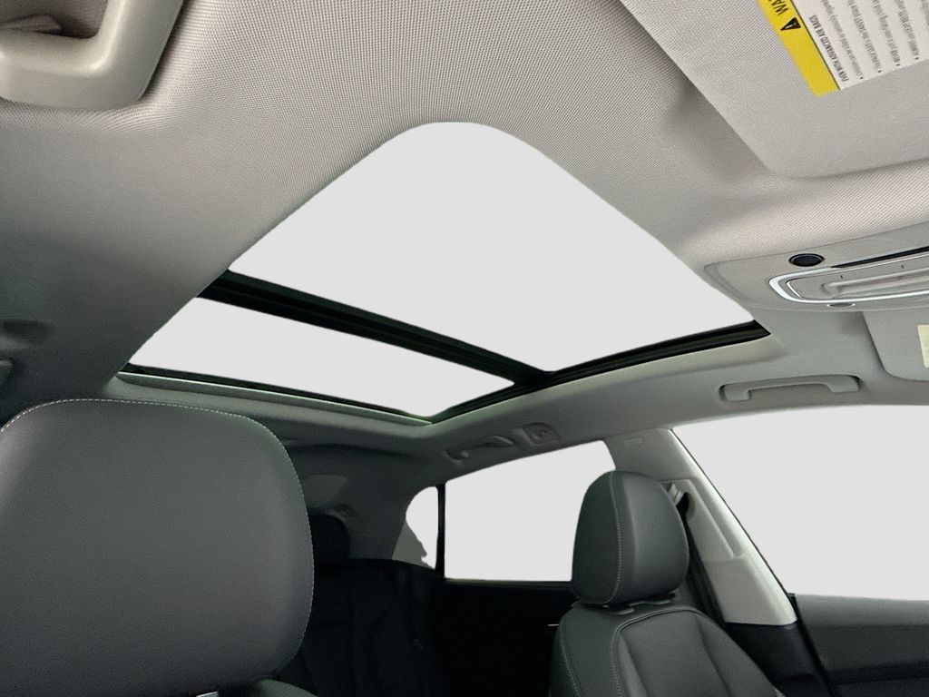 Thumbnail: 2023 Audi Q8 - 17