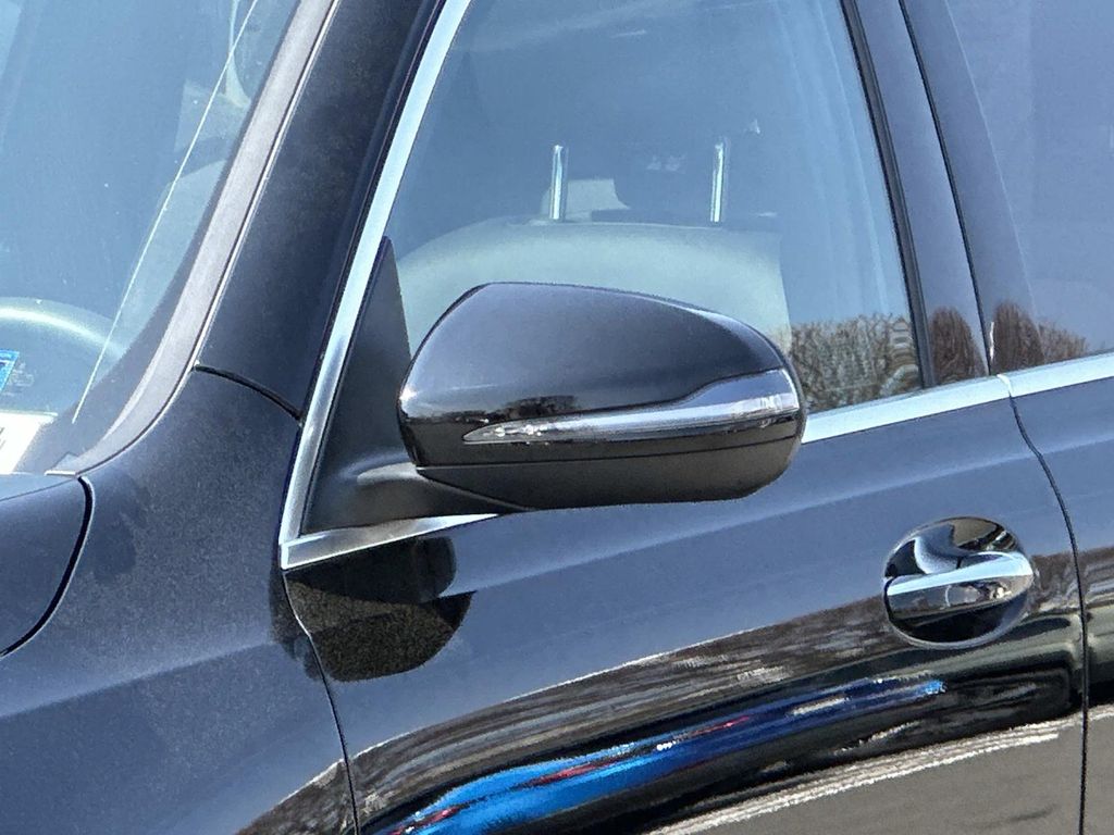 Thumbnail: 2022 Mercedes-Benz GLB - 2