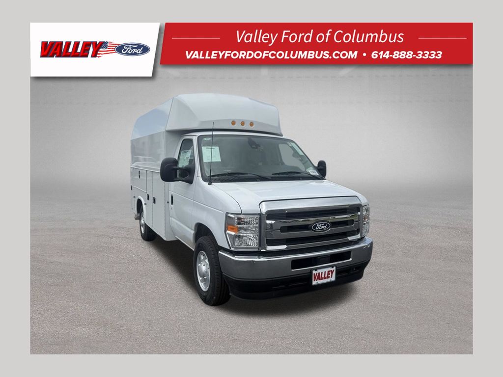 Oxford White 2026 Ford E-Series Chassis Pickup Truck Rear-Wheel Drive 6-Speed Automatic Overdrive