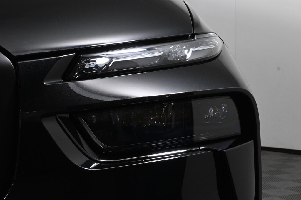 Thumbnail: 2027 BMW X7 - 11