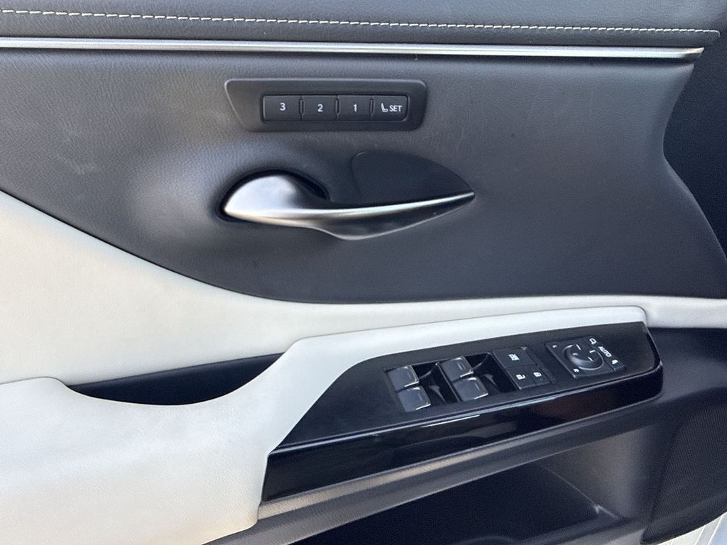 Thumbnail: 2025 Lexus ES - 29