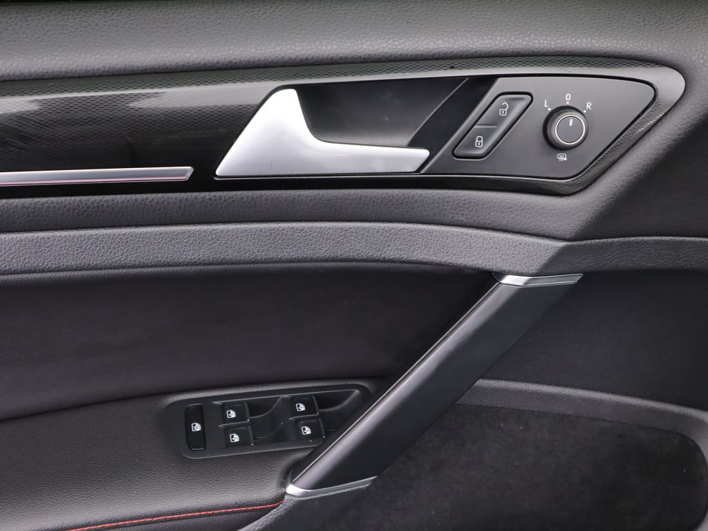 Thumbnail: 2017 Volkswagen Golf - 23