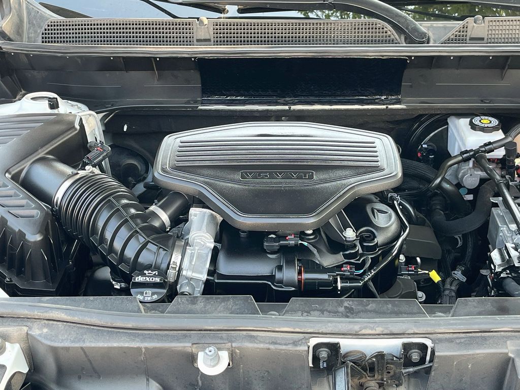 Used 2023 White GMC AT4 image 32
