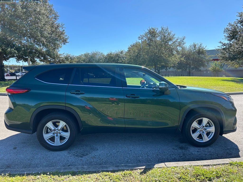 Thumbnail: 2023 Toyota Highlander - 6