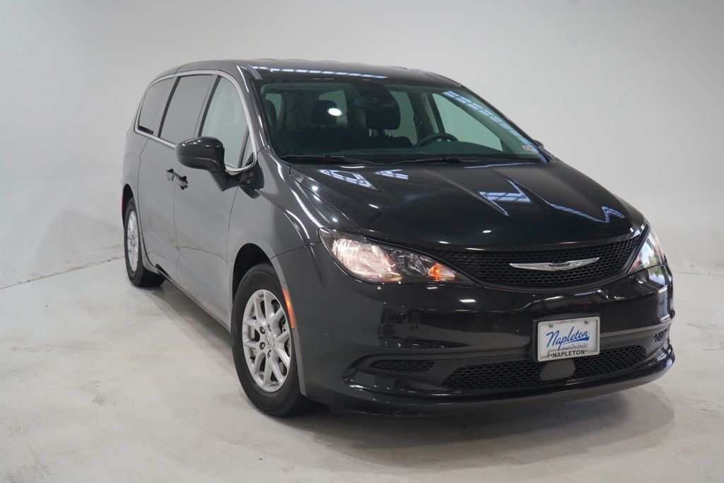 Brilliant Black Crystal Pearlcoat 2023 Chrysler Voyager Minivan Front-Wheel Drive 9-Speed Automatic