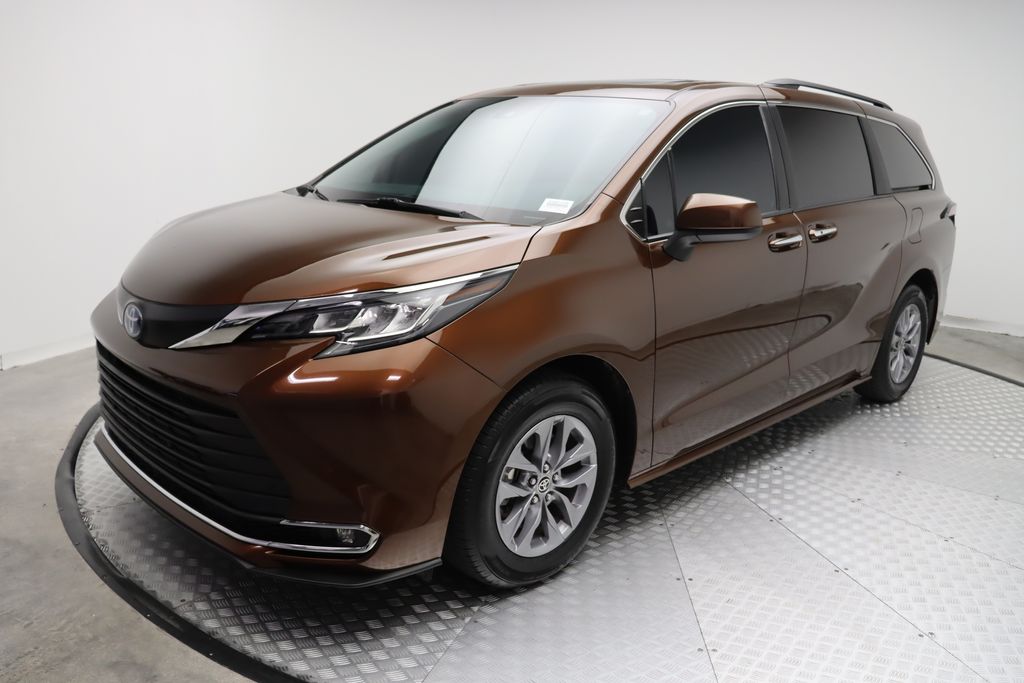 2021 Toyota Sienna LE Hero Image