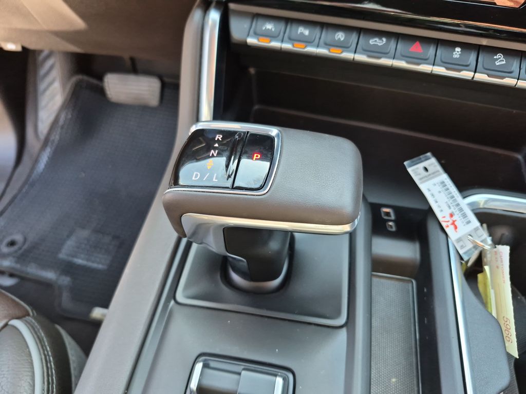 Used 2023 White GMC Denali image 31