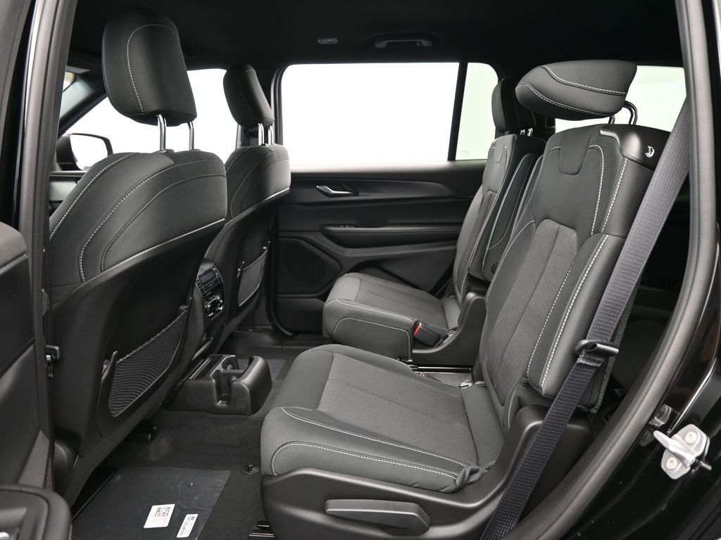 New 2026 Diamond Black Crystal Pearlcoat Jeep Laredo image 29