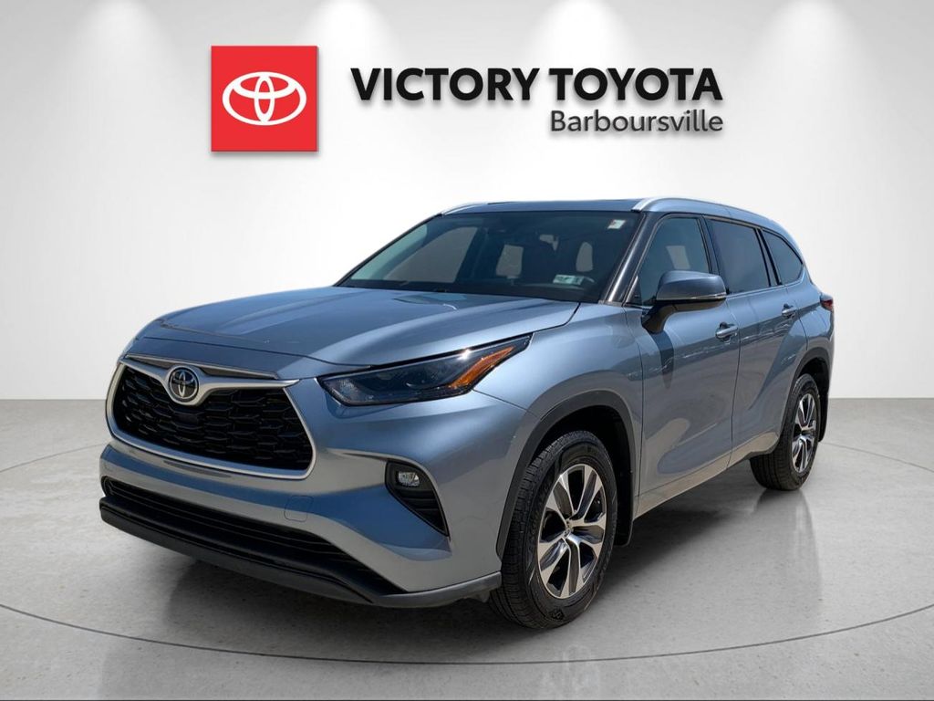 Moon Dust 2022 Toyota Highlander XLE AWD SUV / Crossover All-Wheel Drive 8-Speed Automatic