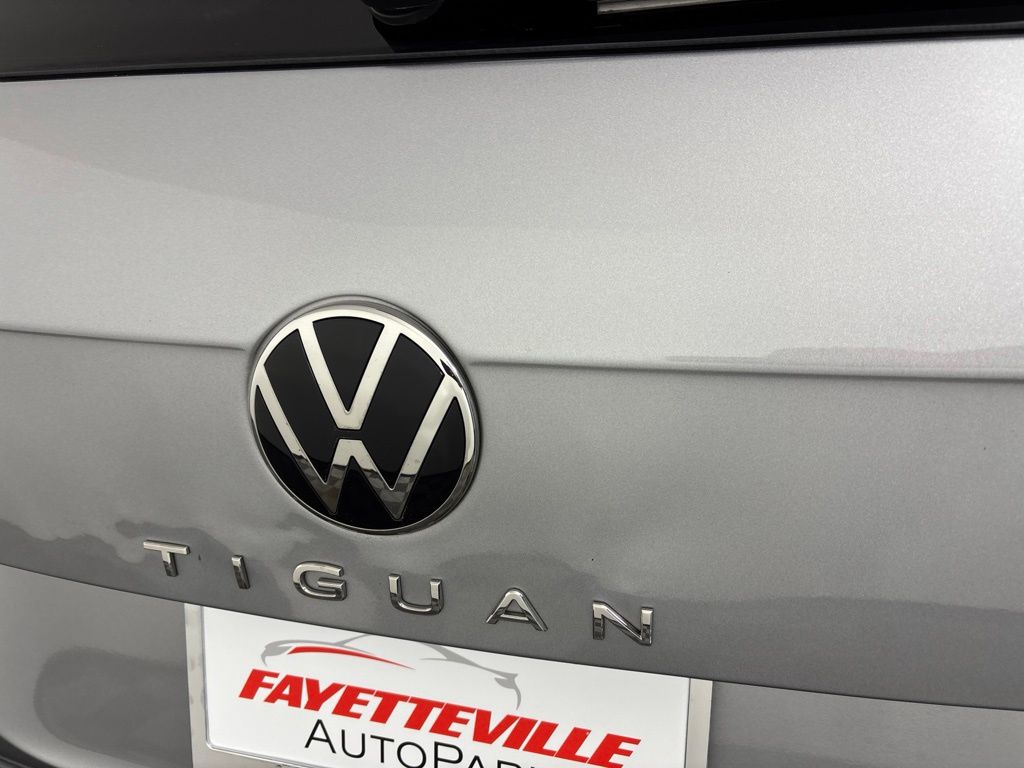 Thumbnail: 2023 Volkswagen Tiguan - 12