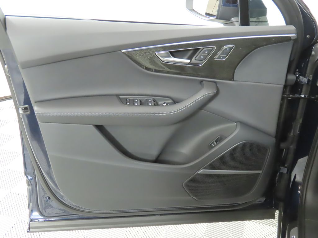 Thumbnail: 2025 Audi Q7 - 27