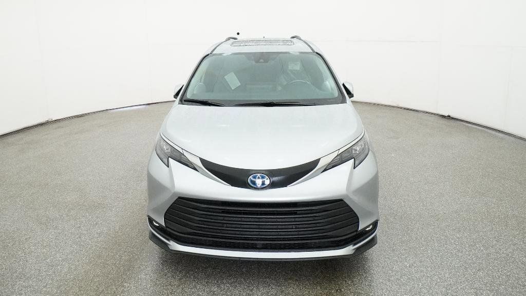 Thumbnail: 2025 Toyota Sienna - 9