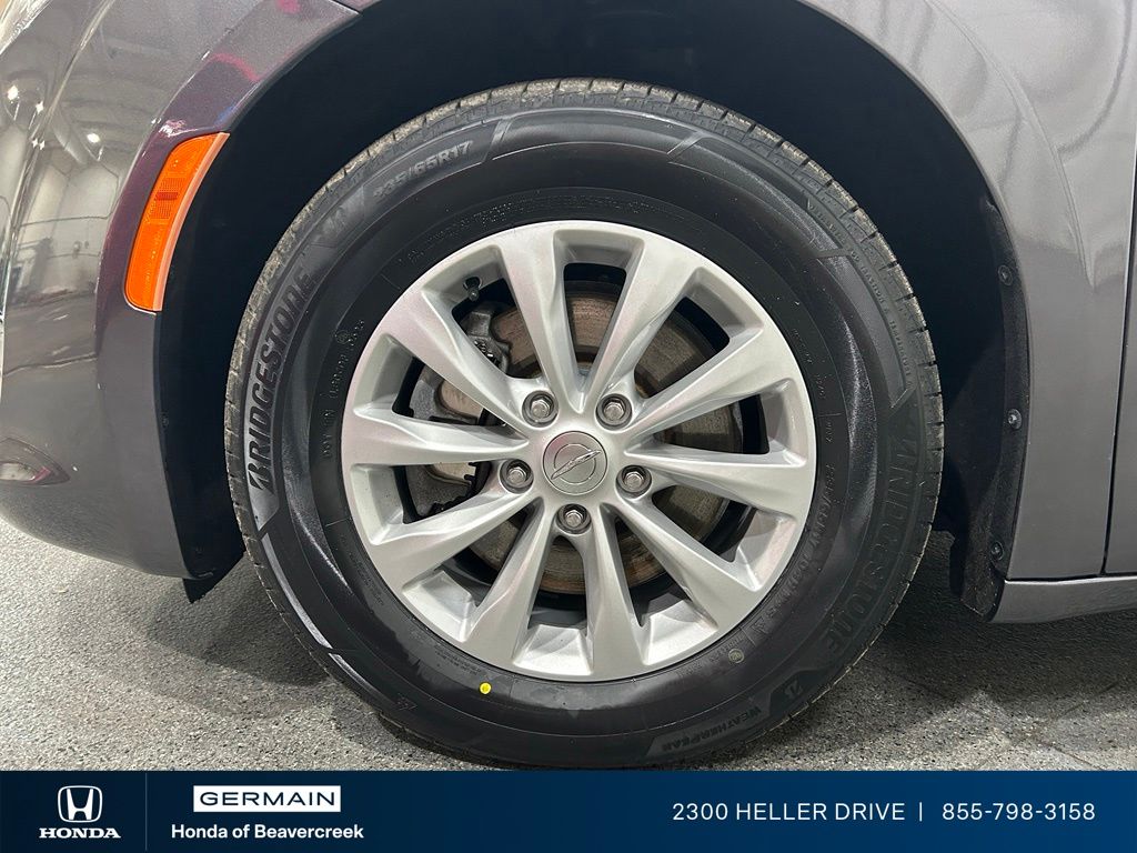 Used 2018 Gray Chrysler Touring L image 13